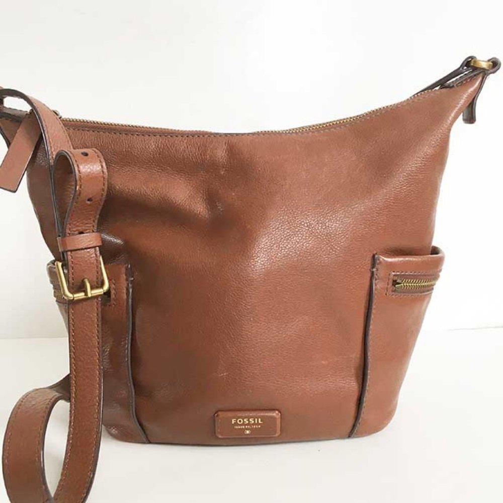 Fossil brown leather hobo bag w side pockets